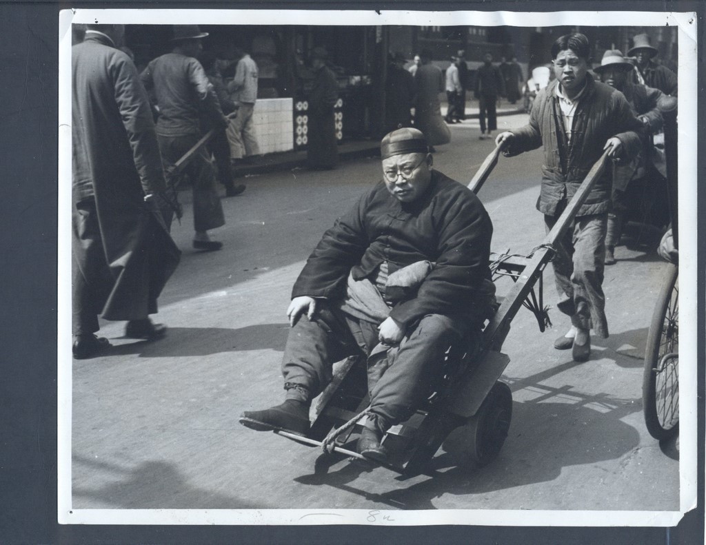 1938，上海，一位坐着手推车的胖商人