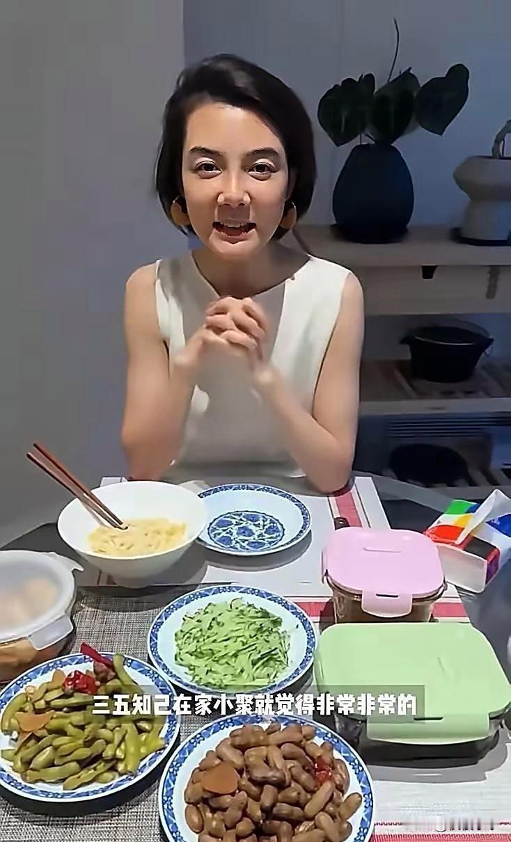 43岁的车晓在北京别墅里过生日，菜品竟然全是素菜。她就请了俩闺蜜，桌上摆的菜特别