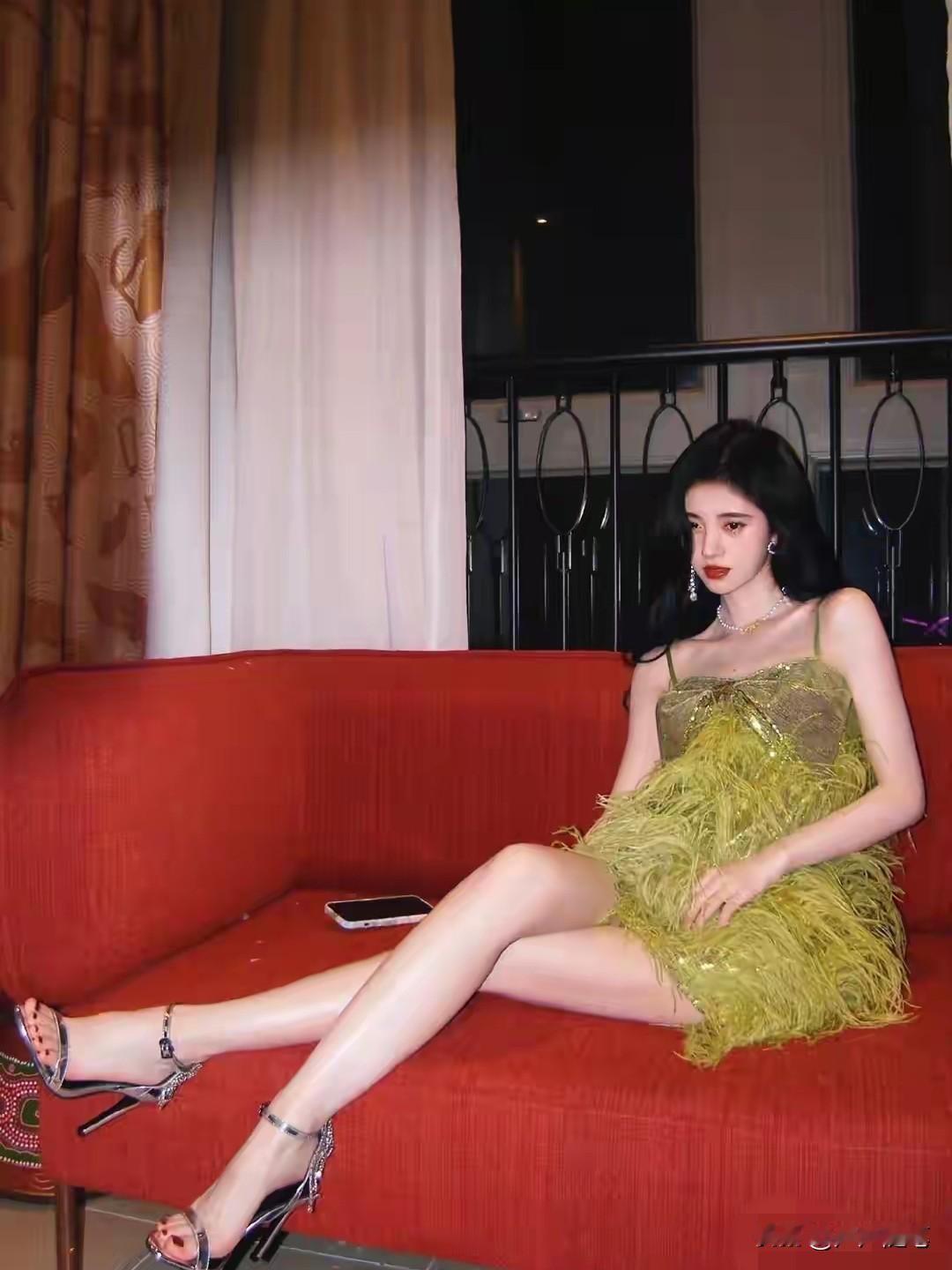 鞠婧祎的腿好纤细，为了流量也算拼了。