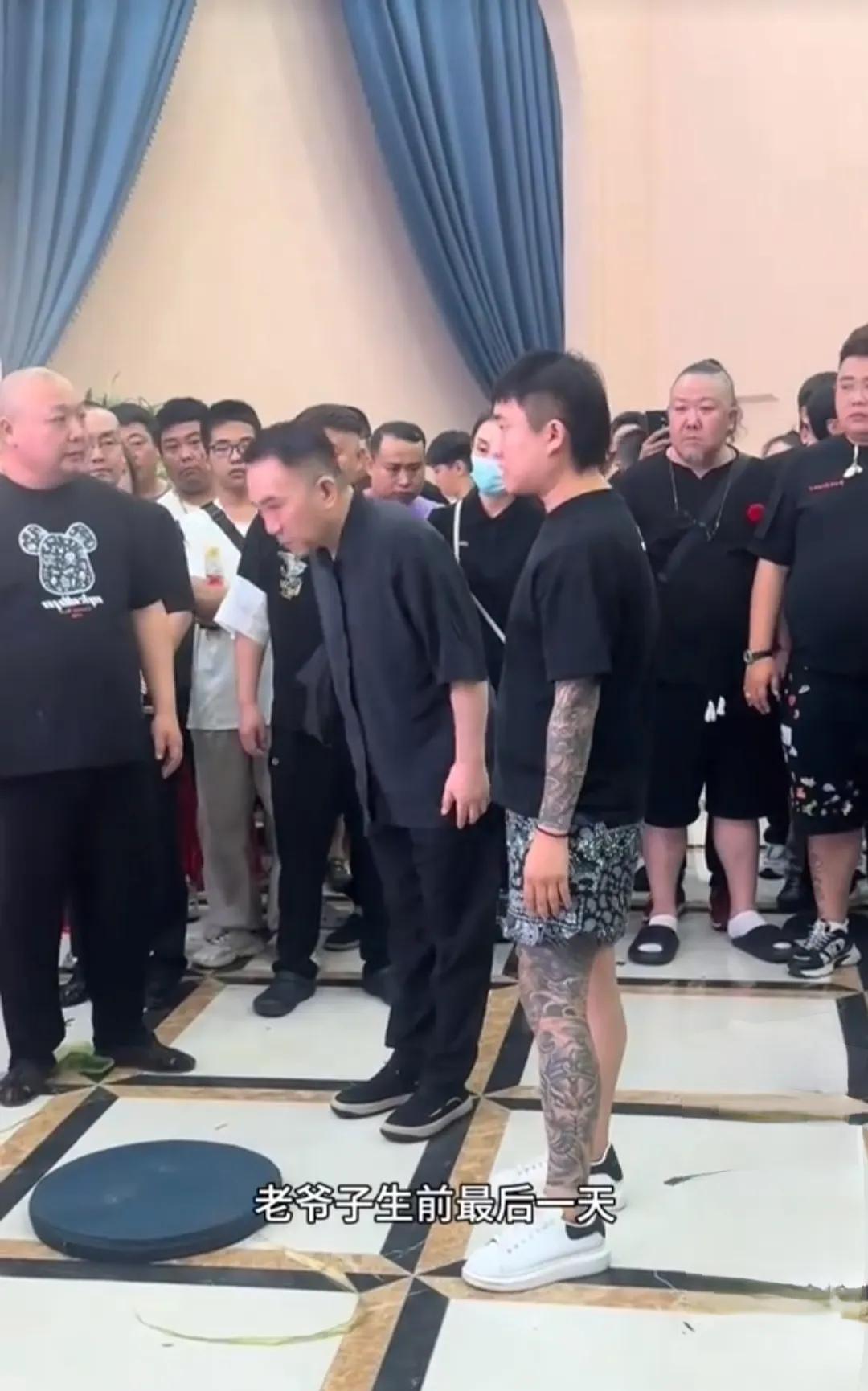 杨少华的小儿子杨议在灵堂做的事真的让人费解。一：他作为儿子，不披麻戴孝也就算了