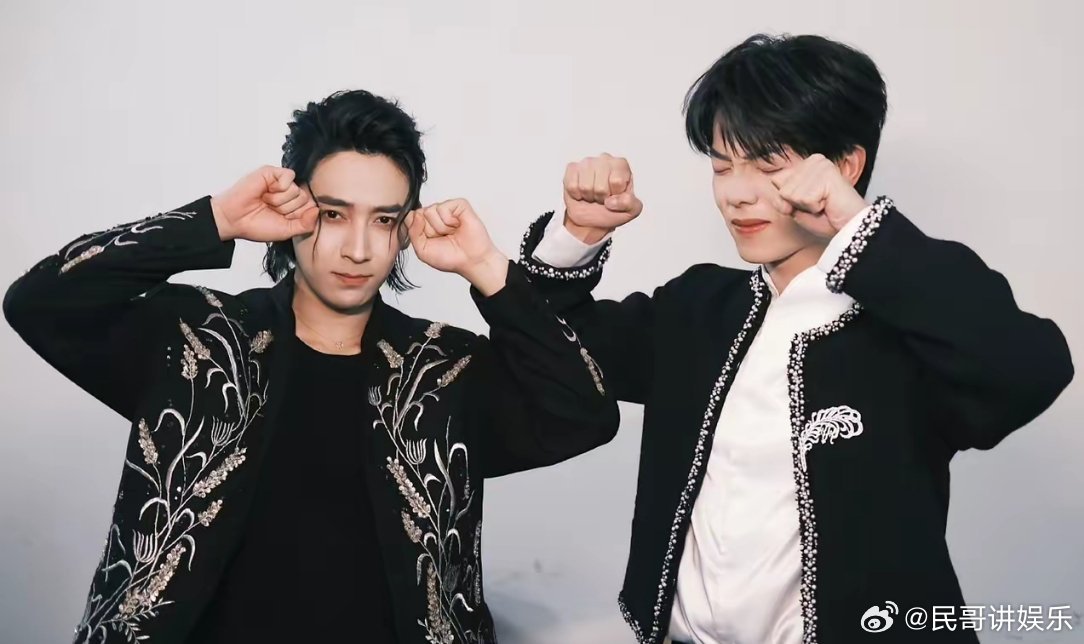 陈若轩、曾辉这对卧龙凤雏真的是同台不同命啊。都是初舞台跑调上热搜的，但是曾辉后续