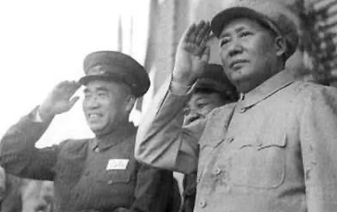 1959年，中央提名德高望重的朱德同志接任国家主席，可是有一个人却站出来提出了反