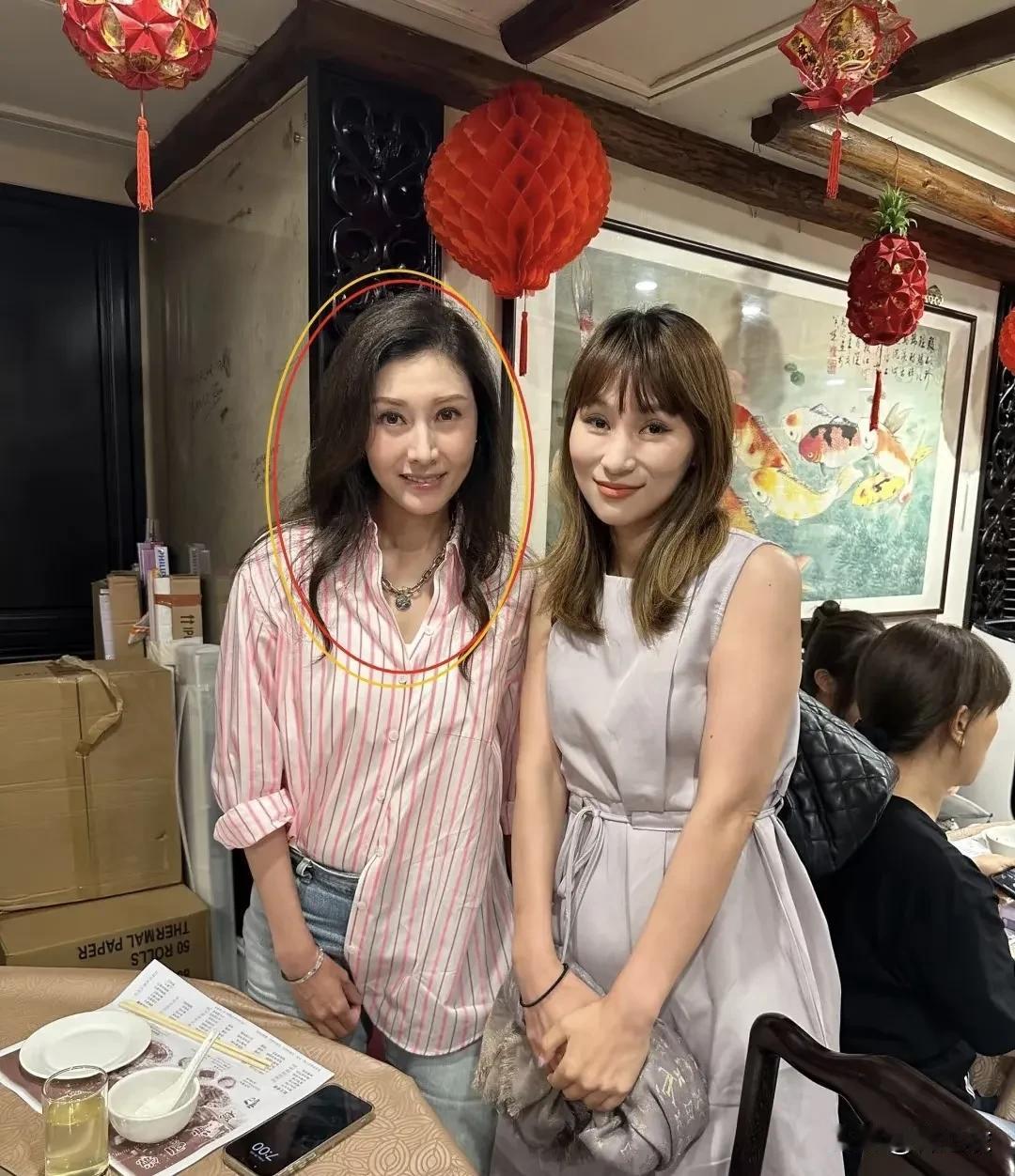 李嘉欣长得貌美如花，更是一个不可多得的大美人，因此现在内娱的女明星，几乎没有李嘉