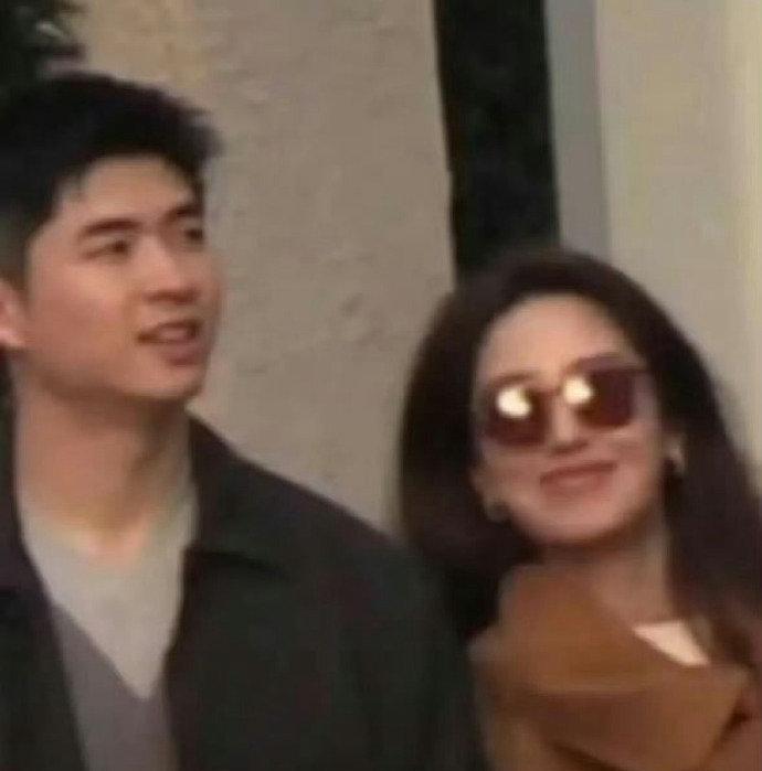 杨采钰首晒与老公合照，现任比陈金飞看着舒服多了，老公颜值在线，果然还是年龄相近的