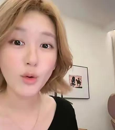 赵露思直播满口谎言！赵露思最近因为和公司关系，处在舆论的风口浪尖，昨天她在直播