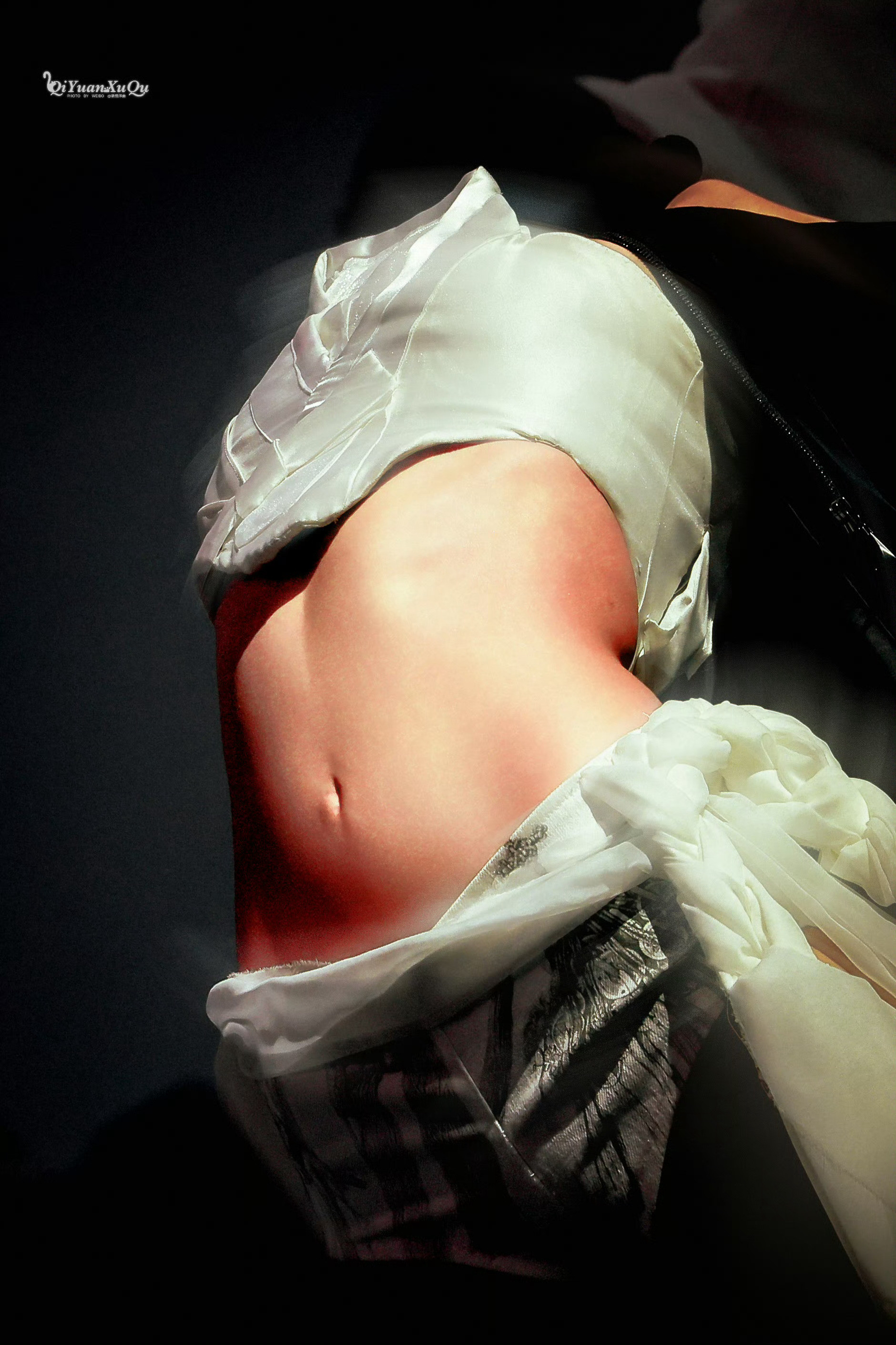 JENNIE✨世界名画一般的腰部曲线Cr.