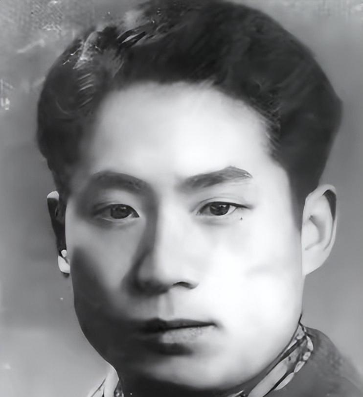 1949年10月，重庆大坪刑场，陈然背插死囚标签，双手反绑。当特务喝令他跪下时，