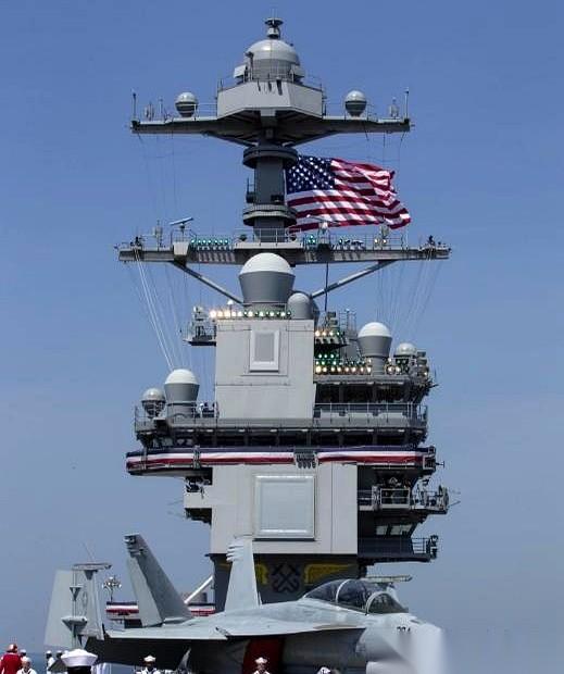 他那11艘航母，真不是用来跟咱们拼命的。那是他的家当，是他的面子，是他戳在全球