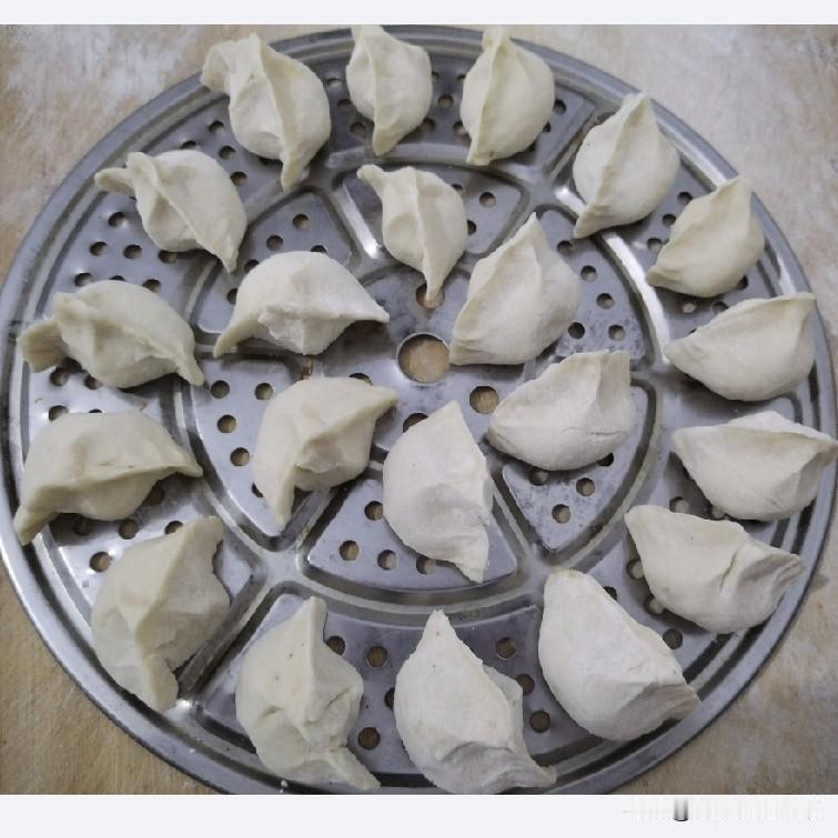 现在人吃饺子太方便了有的人包好放到冰箱里吃的时候会方便很多有的人更聪明煮