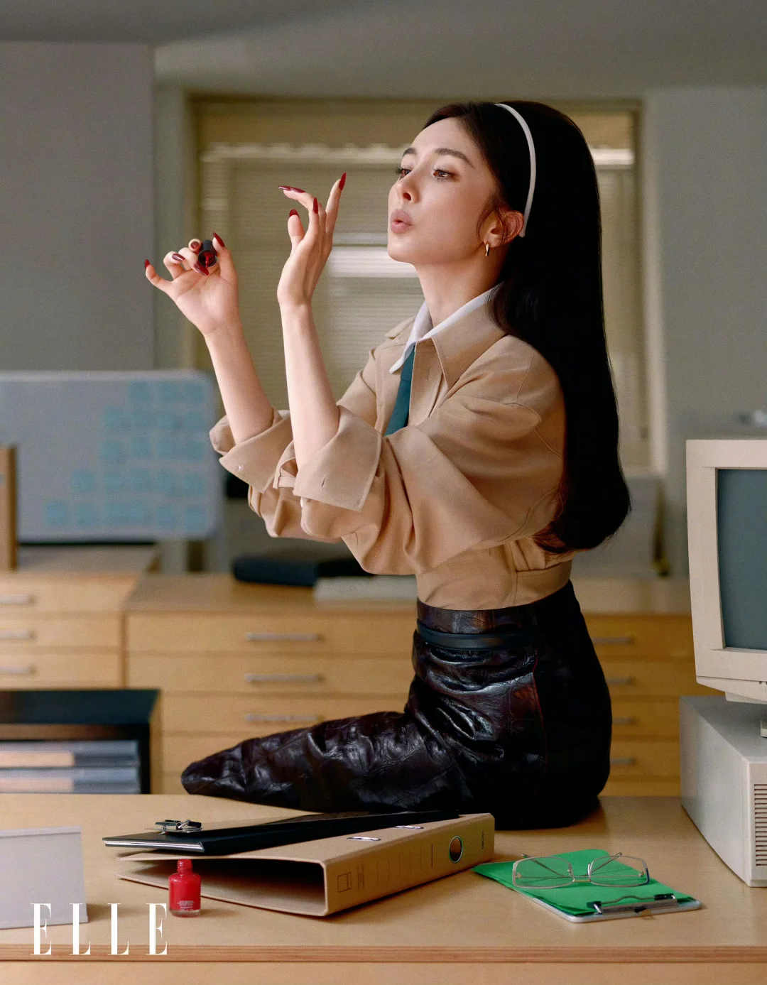 好一个officesiren！杨幂第13次登封ELLE
