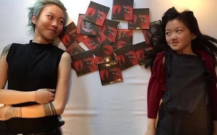 一次，记者故意问窦靖童：“你有三个爸爸，窦唯、谢霆锋、李亚鹏，哪个爸爸最好？”不
