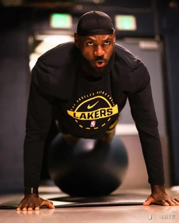 下面是一条关于湖人天皇巨星詹姆斯的好消息！明天湖人将会在客场挑战近期状态不错的快