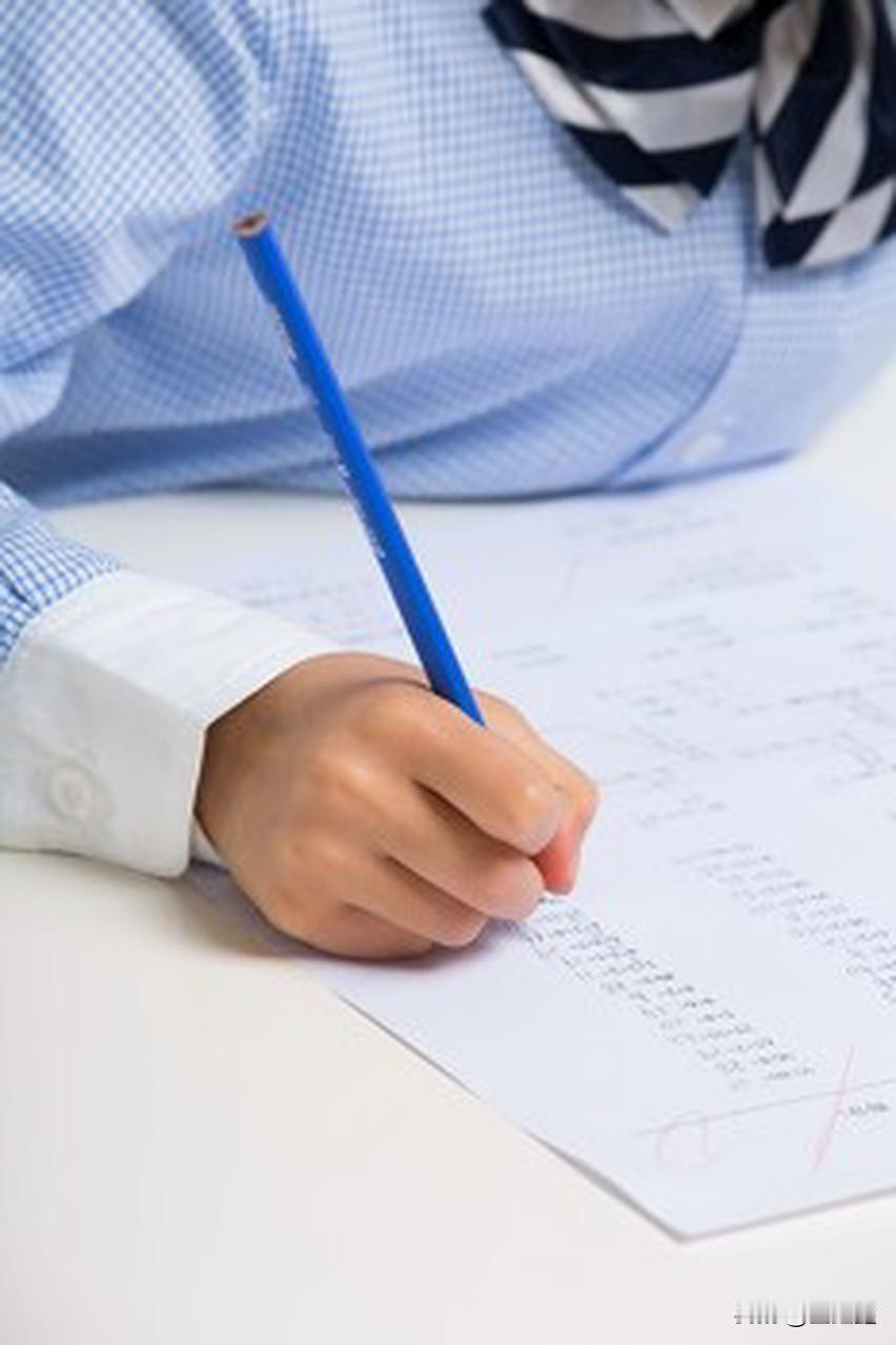 炸锅！期末统考突然取消，家长群直接“炸雷”！专家一句话戳破真相，这回教育界真的要