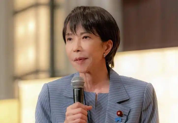 日本想见中国了 当地时间11月21日，日本首相高市早苗出发参加二十国集团峰会