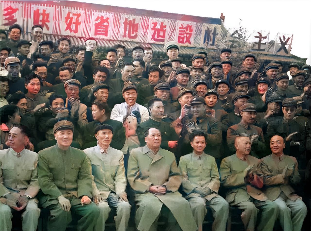1960年5月4日，毛主席在济南视察期间与山东干部群众在一起。这次，毛主席来济南