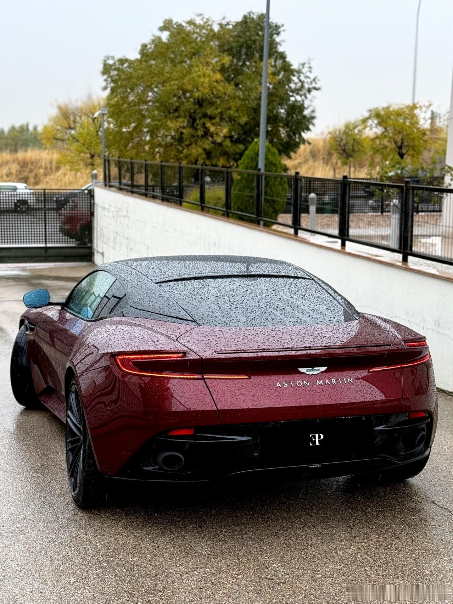 全新AstonMartinDB12。这款DB12在每个细节上追求存在感、力量