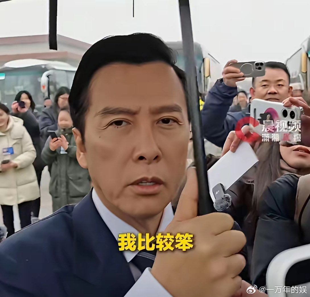 甄子丹，太实诚了！3月4日，演员甄子丹，被记者团团围住，还有人举着手机拍。这时，