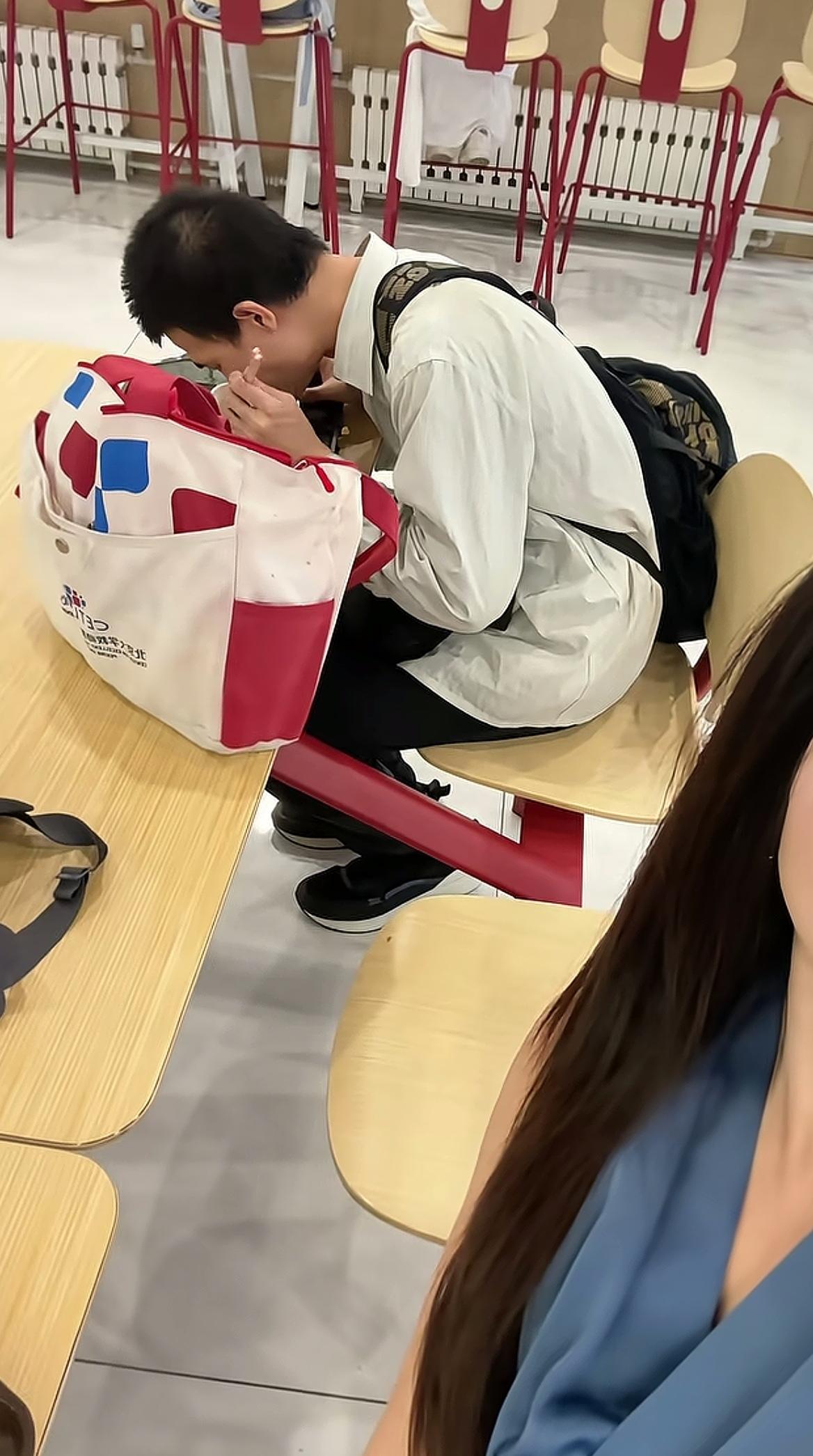 长发美女和韦神坐一起吃饭，拍照后被网友狂怼：他对你没兴趣！6月29日，一位长发