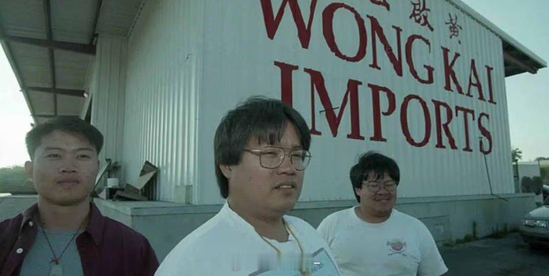繁重的关税下，佛州一家深受当地人喜爱的家庭杂货店坚持不下去了，店主后悔投票给特朗