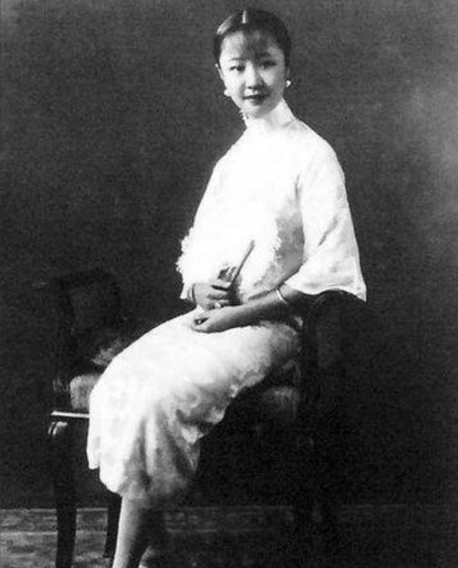 1955年，章士钊在北京菜市场闲逛，看到一卖卷烟的妇女，大吃一惊，连夜就给毛主席