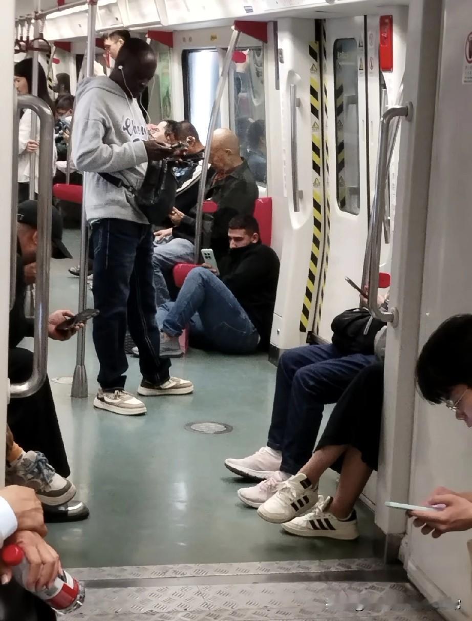 外国人在广州的松弛感！在广州地铁里，见过本地人累了坐地上，今儿个瞧见外国友