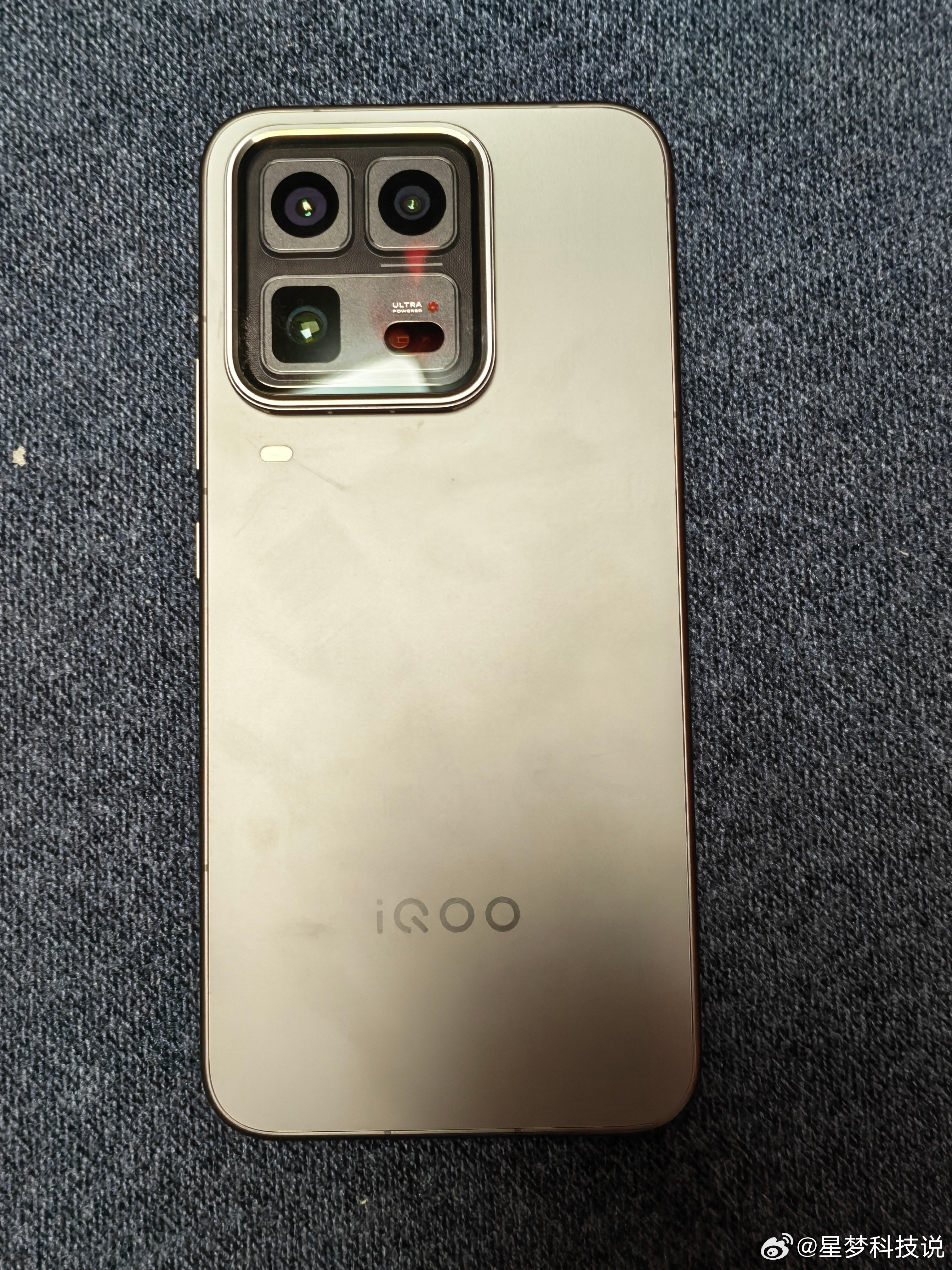 最近总有人问我：iQOO15Ultra都出半年多了，现在还值得买吗？我的回答