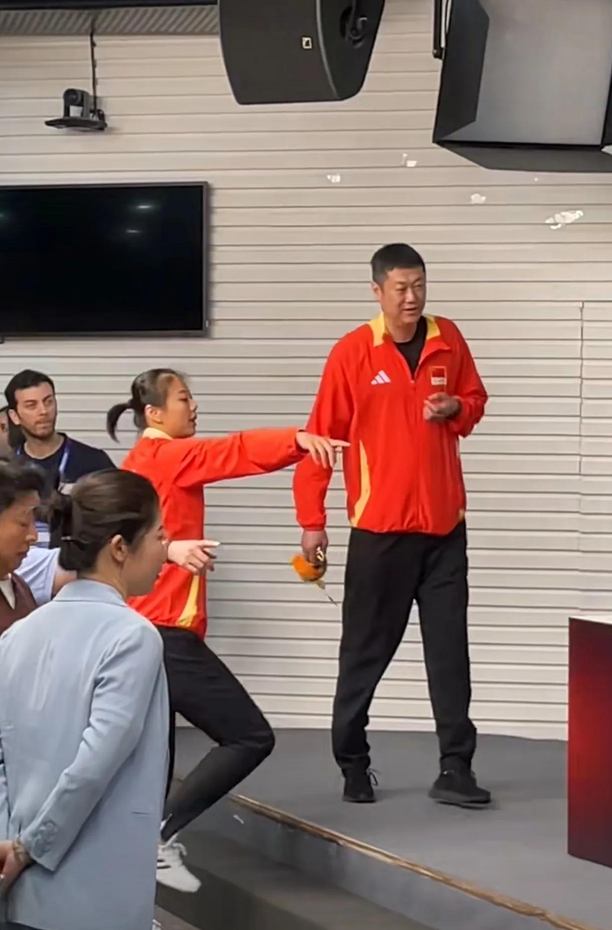 “学生”赵勇，略显拘谨，坐在中间位置显得局促不安。这并非赵勇的本性，