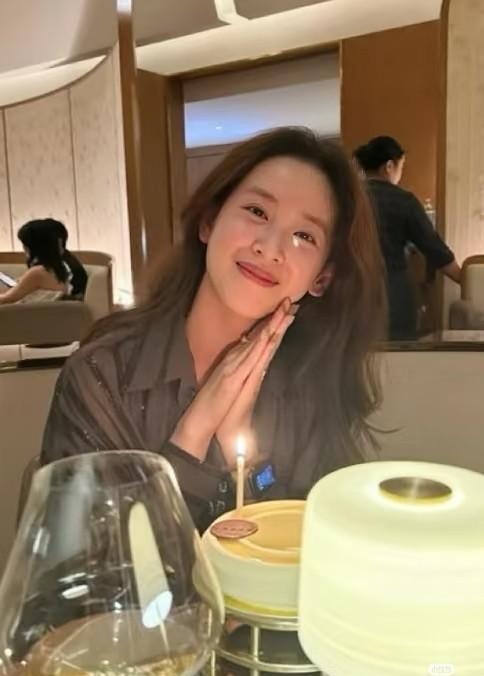 别再叫她奶茶妹妹了。这称呼耽误你看懂她。32岁生日那天，她没晒蛋糕。晒的是