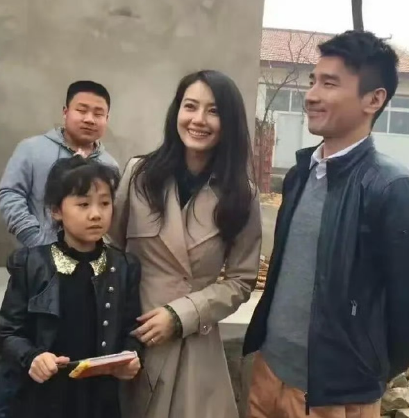 高圆圆一家三口现身农村老家，太接地气了