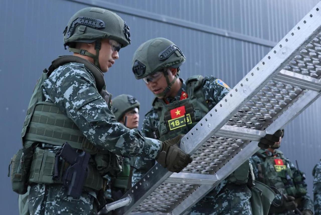 越南特种兵这一身很现代化的单兵装具我找了下来源：是国际比赛吗？是的，是参加在白
