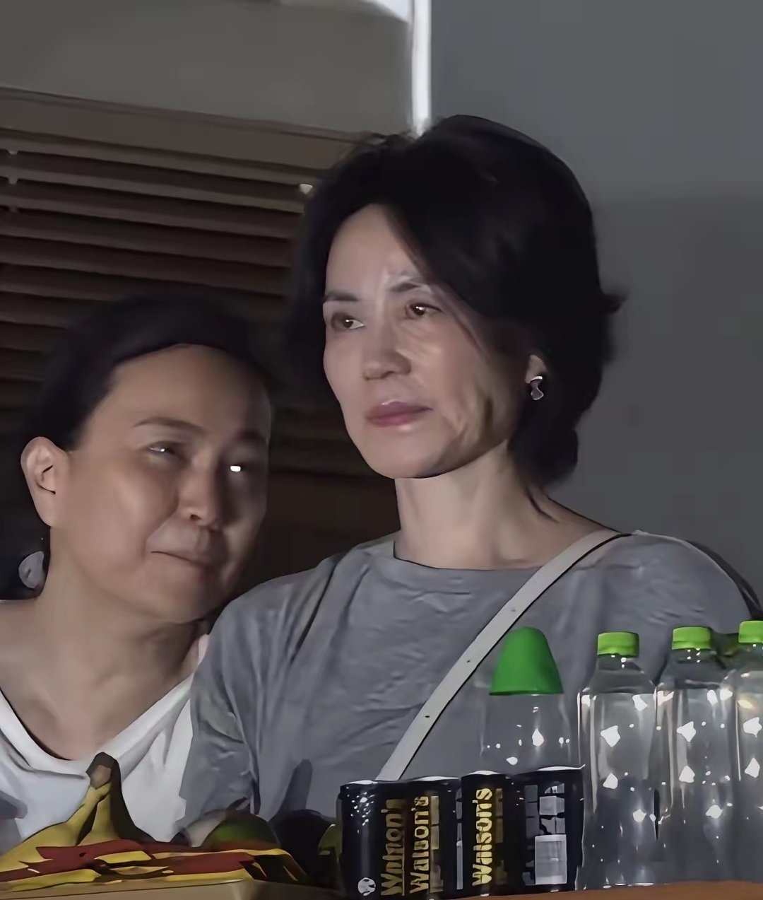 57岁的王菲现身那英演唱会，没有美颜滤镜，最真实的状态​