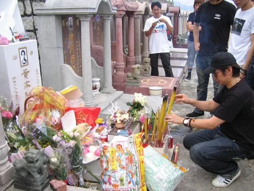 香港近期曝出离谱乱象，多位已故知名人士的骨灰接连被盗，不法分子盯上逝者灵位，用卑劣手段牟利，引发全网