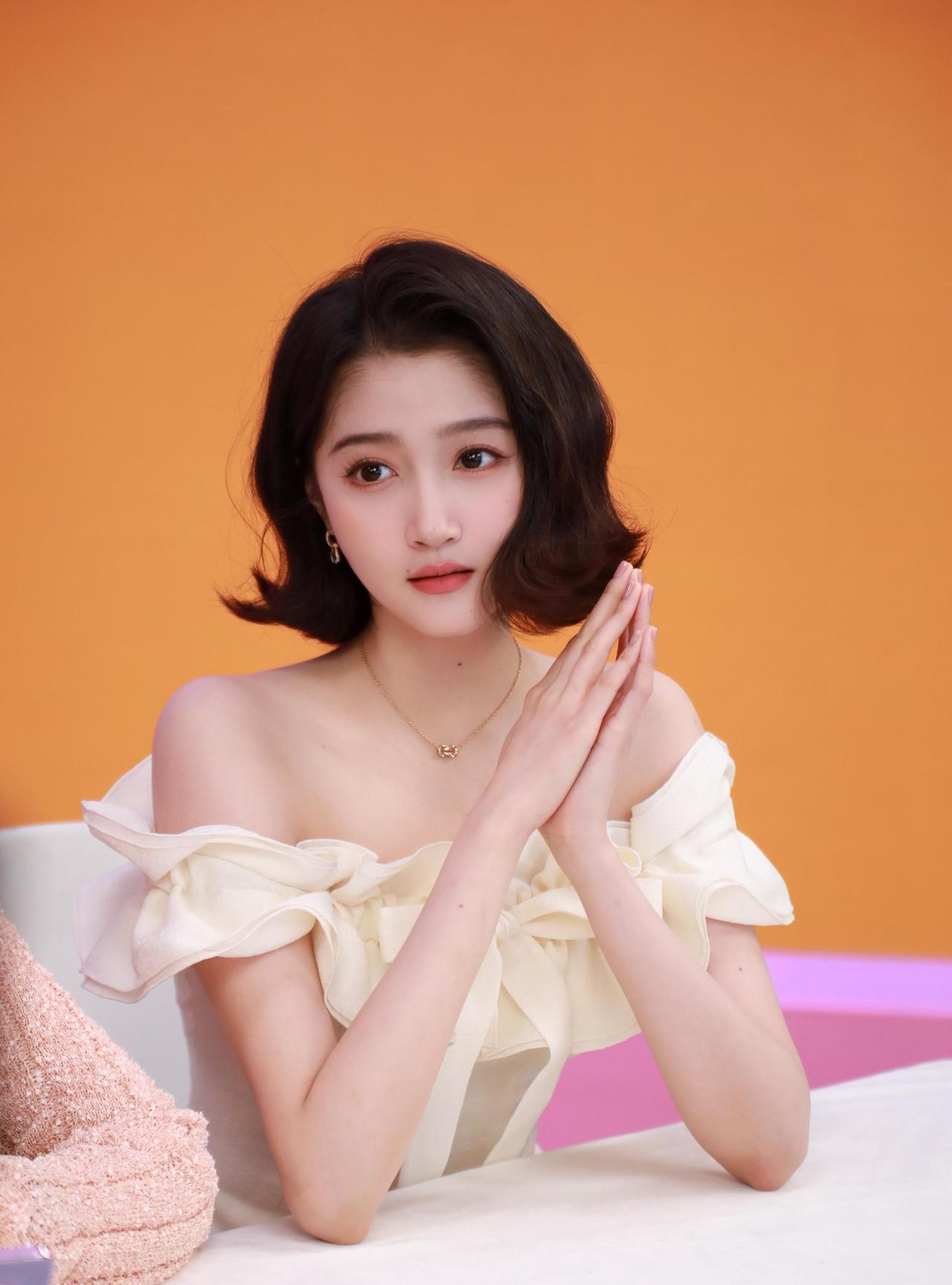 当关晓彤两次被“利用”，观众的感受是：几年前关晓彤还是春风得意，事业和爱情都是未