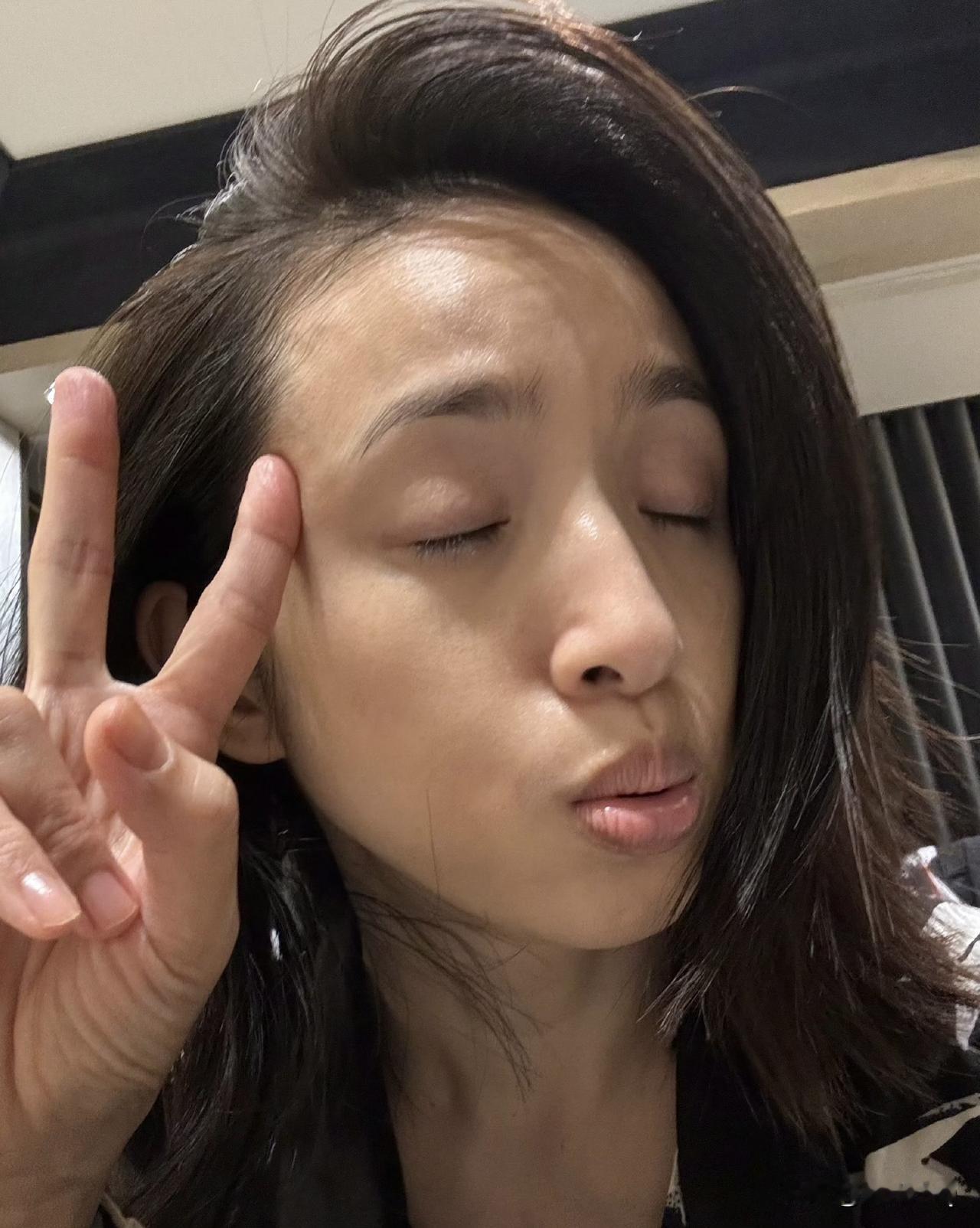 林依晨好敢，生日晒纯素颜照。没有眼影和唇彩，没有上粉和隔离，怼脸照不加任何滤镜和