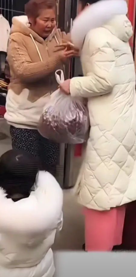 泪酸，女儿离婚后，过年时母亲让女儿走，说出门的闺女，不能在娘家过年，不能看娘家灯