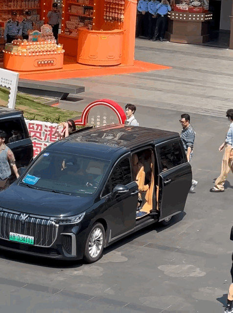 孟子义李昀锐装不熟这氛围感都快溢出屏幕了，表面客气疏离，私下眼神都黏在一起，谁懂