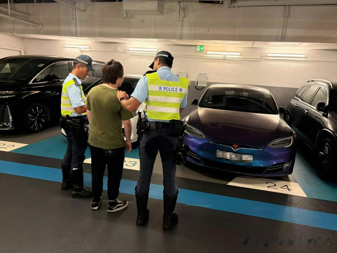 香港马路上，一台特斯拉跟一台奔驰斗车。特斯拉司机事后得意洋洋把片段上载网络，
