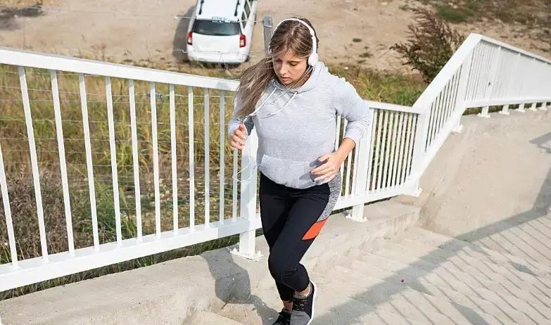 53岁刘大勇平时加班猛、烧烤啤酒天天有，便秘胀气当小事拖着，前阵子蹲厕所突然见血