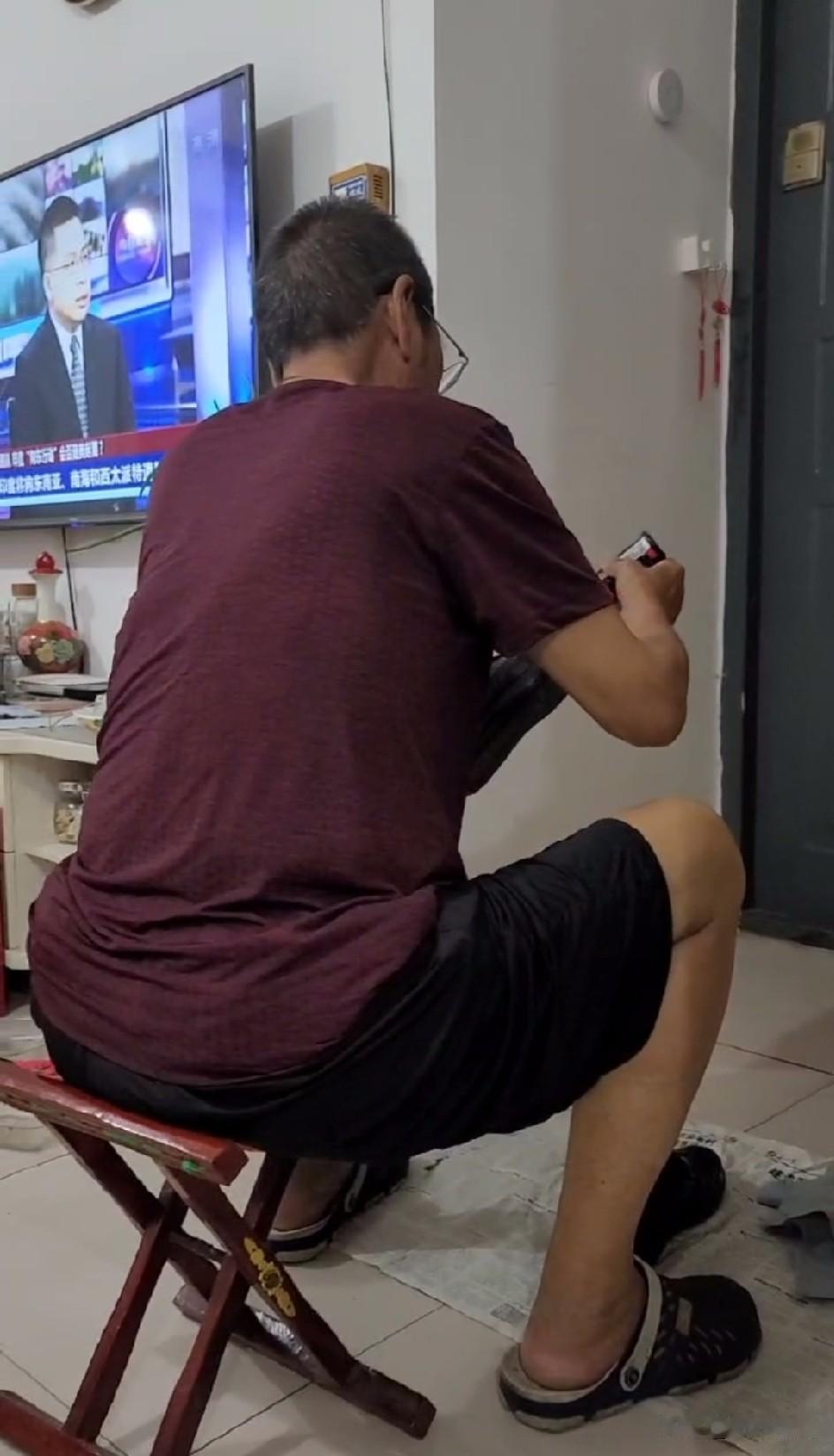 想那个时常给我擦鞋的老人了……我每次从青岛回到老家，父亲总是抽空把我的皮鞋擦
