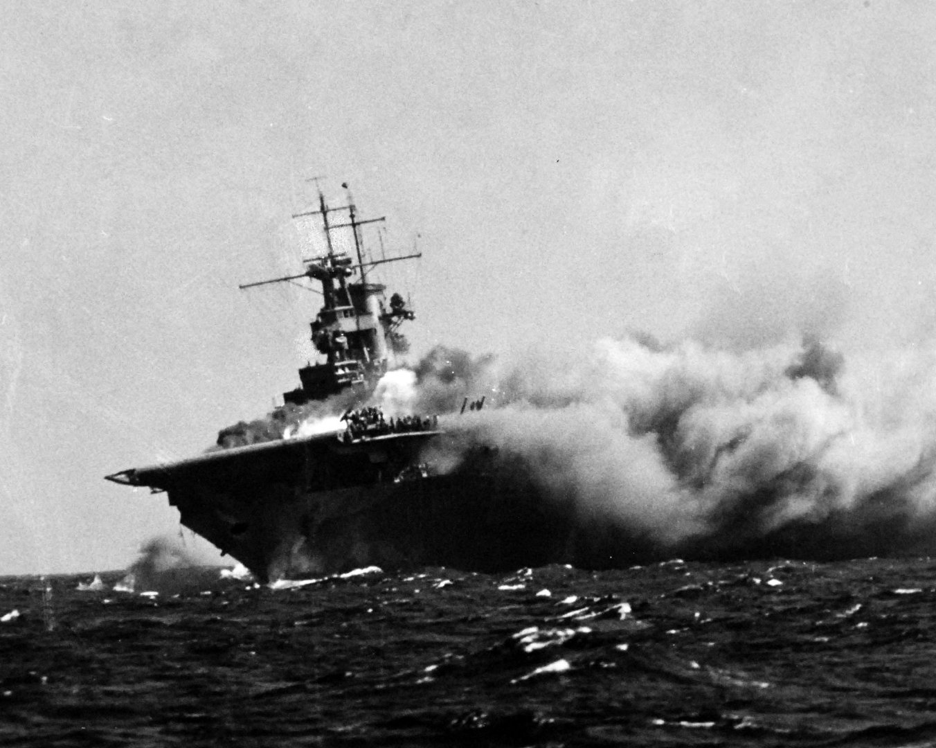 #飞扬军事#1942年9月15日，日本海军伊-19号潜艇在圣埃斯皮里图岛附近海域发射6枚鱼雷，其中3