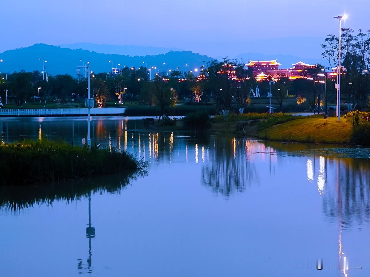 福建省漳州一中对面的西湖生态园夜景“水光潋滟晴方好，山色空蒙雨亦奇”，这是苏东坡