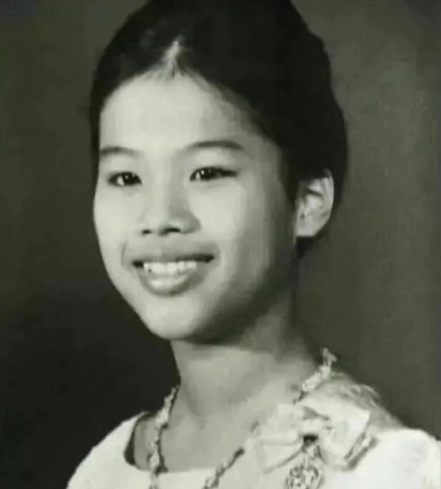 享年93岁的泰国王太后诗丽吉不仅是天生富贵命,更是一位爱美达人。少女时期的诗丽