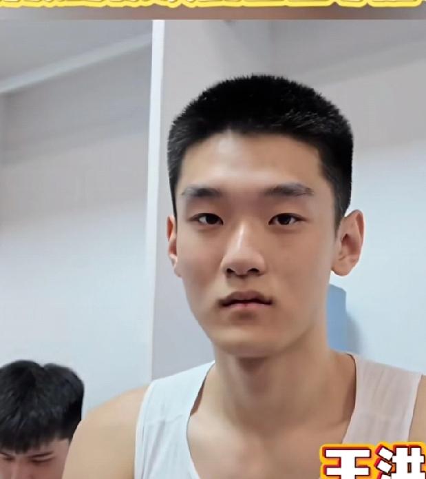 王洪泽和陈家政是很幸运的，18、19岁就上一队打主力，年薪几十万起步，赢球还另算