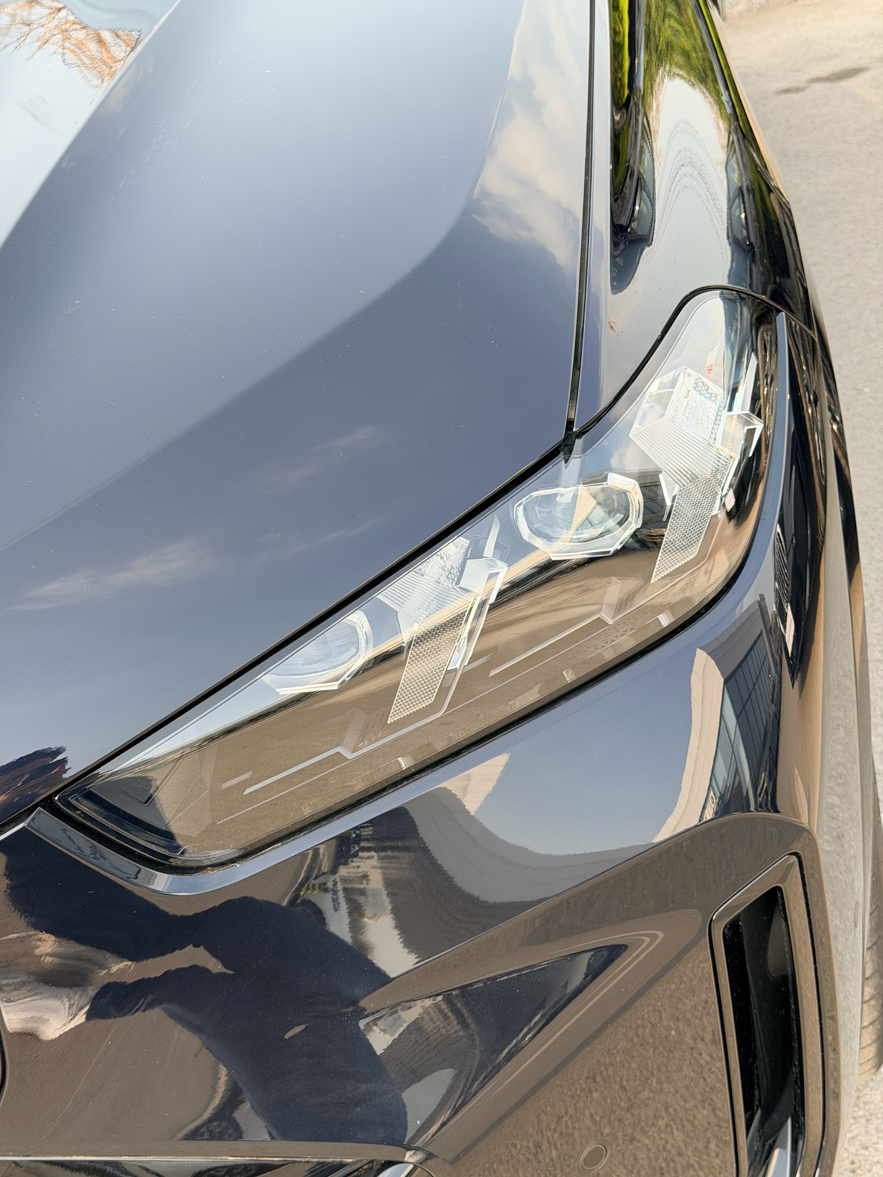 现在有5台宝马X5，都是25款的2.0T的尊享M运动耀夜版本，指导价64.5万，