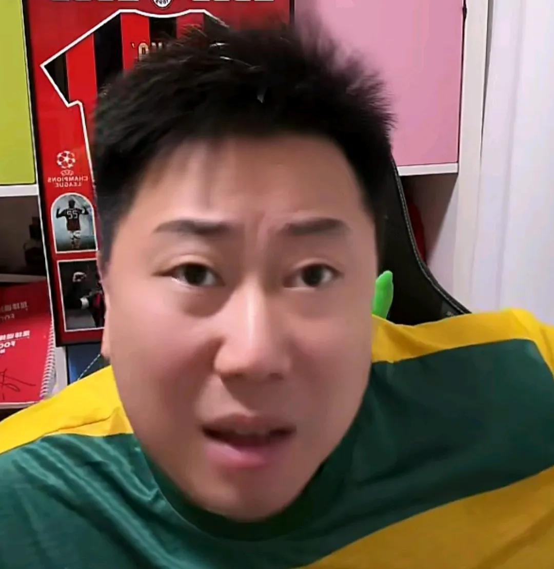 媒体人李宝库痛批了国足整场表现散漫的态度。在国足2-1艰难取胜新加坡队后，媒体