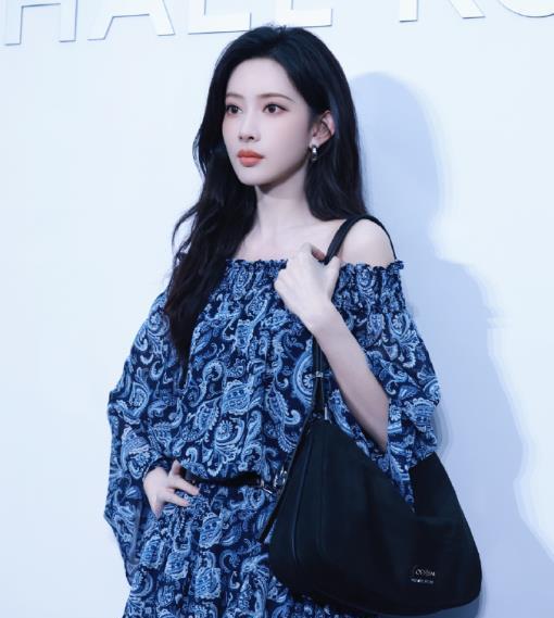 #孟子义拿白兰花这张图##孟子义腰果花一字肩裙#孟子义参加MachaelK