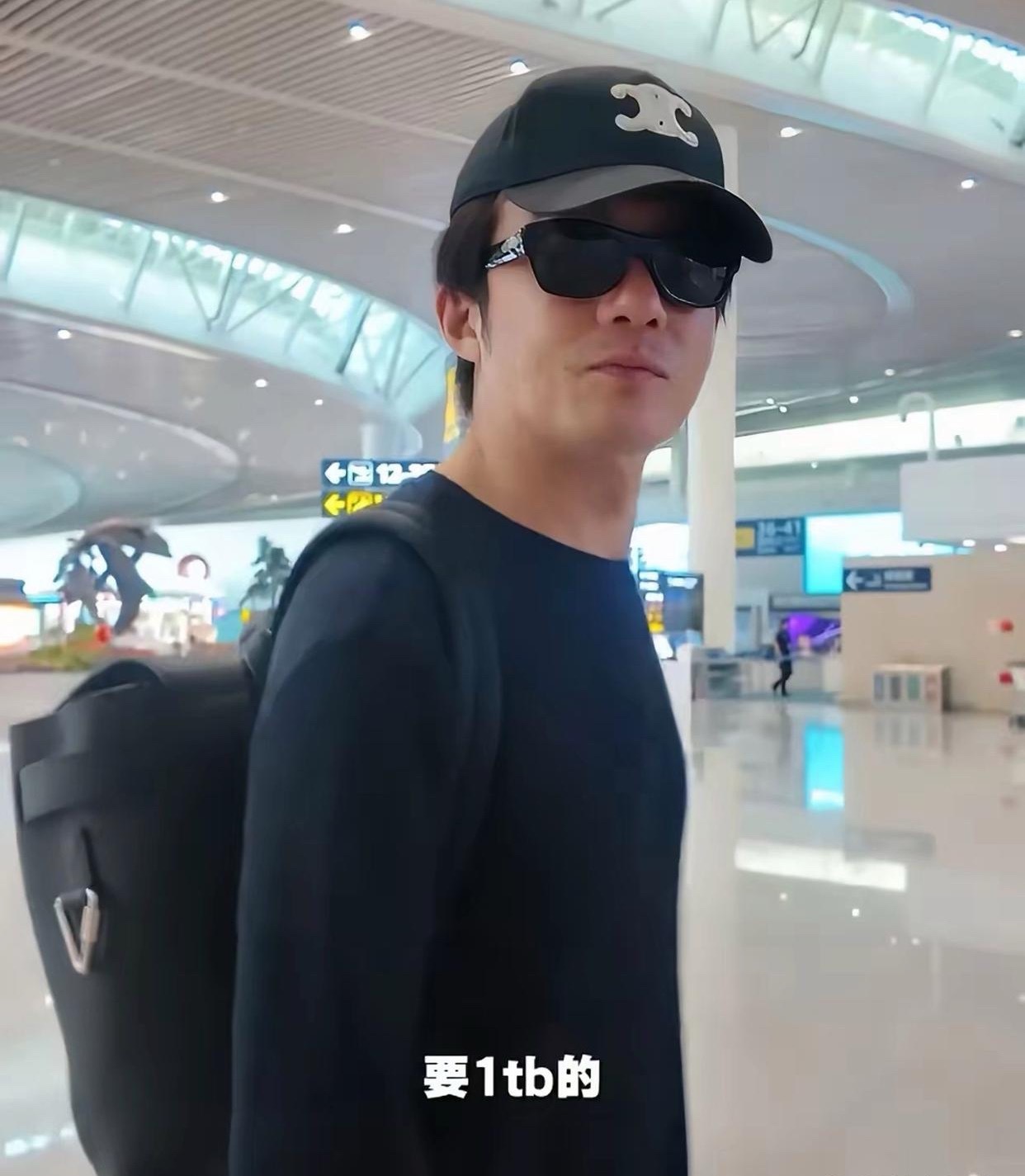 粉丝在机场对李泽锋说：“你兜里有钱吗？给我买个苹果18promax，我要1Tb的。”李泽锋头也没回的