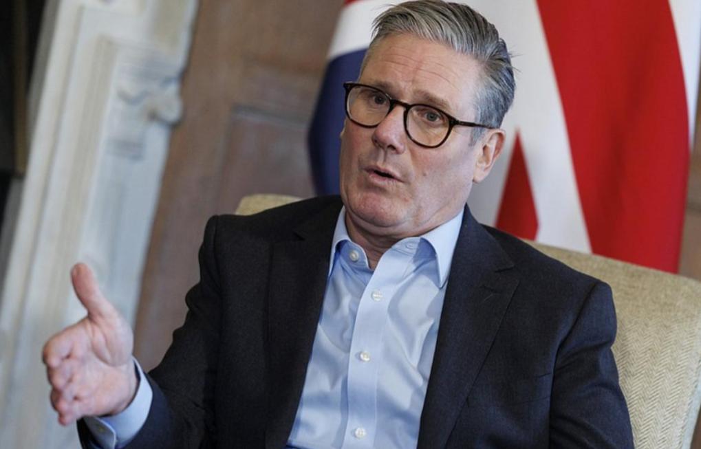 美国还在疯狂加税封锁，铁杆盟友英国却突然反水带团访华！英国专家一语道破天机：美国