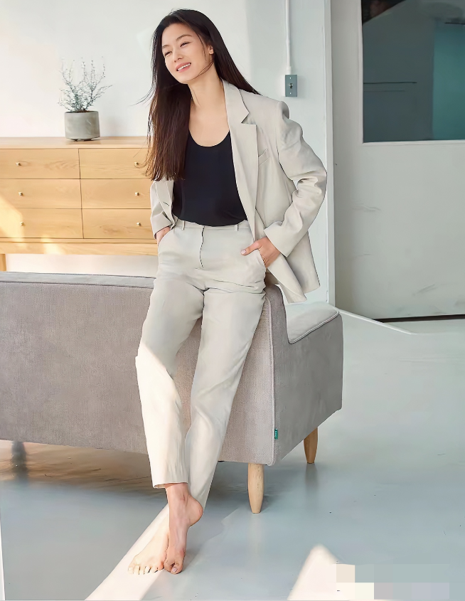 全智贤，173cm，光脚穿西装，又美又自信，更重要的是脚型完美，从头到脚散发着自