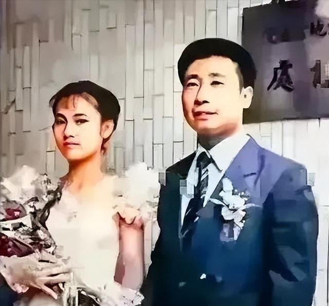 1983年，曾从大陆叛逃到台湾的飞行员王学成结婚了，婚礼上，王学成笑得非常开心，